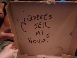 Recibió la pizza con un mensaje romántico y no era para ella: reacciones y memes