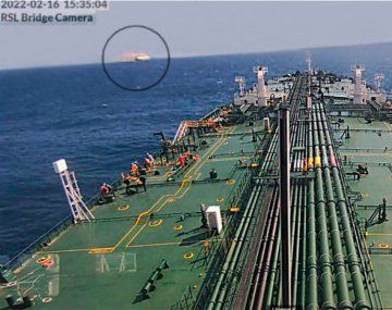 Impresionante incendio en un barco que transportaba autos Porsche