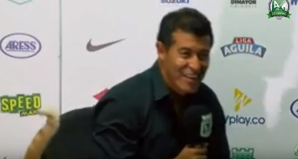 Jorge Almirón fue sorprendido por un animal en plena conferencia de prensa