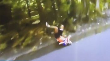 la escalofriante caida de una ciclista holandesa que asusto a todos la escalofriante caida de una ciclista holandesa que asusto a todos
