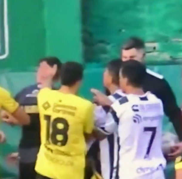 Polémica en el ascenso: un jugador de Flandria agredió al arbitro y no lo echaron