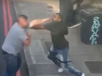 Terrible pelea callejera en Inglaterra entre un camionero y un conductor que hacía malas maniobras