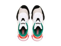 Polémica mundial por unas zapatillas que se parecen a Hitler