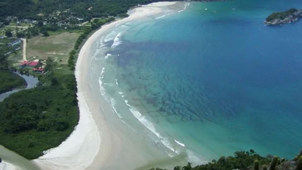 Praia Dois Rios cuenta con manglares y diferentes actividades al aire libre para realizar durante las vacaciones. Praia Dois Rios cuenta con manglares y diferentes actividades al aire libre para realizar durante las vacaciones.