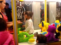 Nena se mete en máquina de peluches