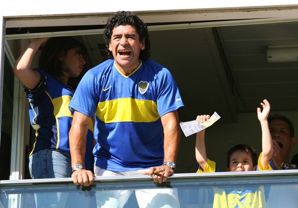 Maradona bancó a Tevez y se metió en la política de Boca: Tiene que seguir Angelici