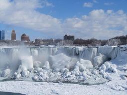 Las cataratas del Niágara congeladas, en imágenes