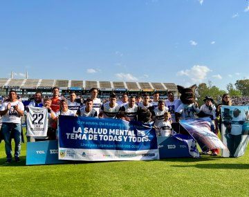 Gimnasia posó con la familia de Lolo Regueiro para pedir justicia