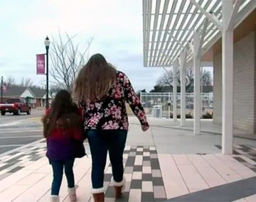 Una nena de 8 años fue expulsada del colegio por declararle su amor a una amiga