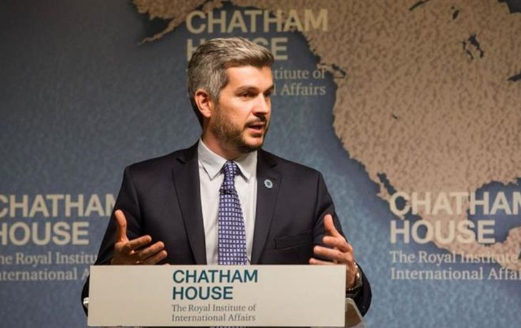 Peña confirmó que el Gobierno evalúa subir el impuesto a la venta de pasajes al exterior