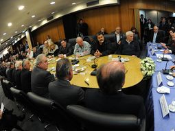 la reunion para definir el nuevo salario minimo se postergo para el lunes la reunion para definir el nuevo salario minimo se postergo para el lunes