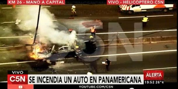 Tragedia en Panamericana: se incendió un auto y tres personas murieron