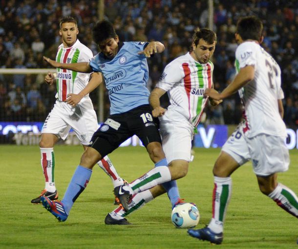 Vélez pretende revertir su imagen frente a un Belgrano que viene invicto