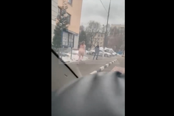 Viral curioso en medio de la guerra: mujer desnuda corre a policía ruso en Moscú