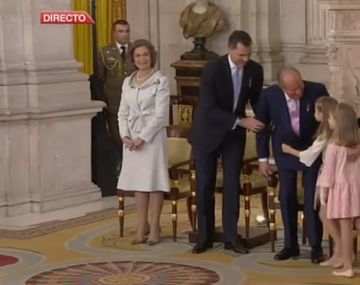VIDEO: El momento de debilidad del rey Juan Carlos: se cayó durante su abdicación