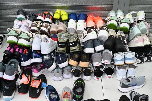 Policía de la Ciudad secuestró zapatillas de contrabando millonarias en Retiro