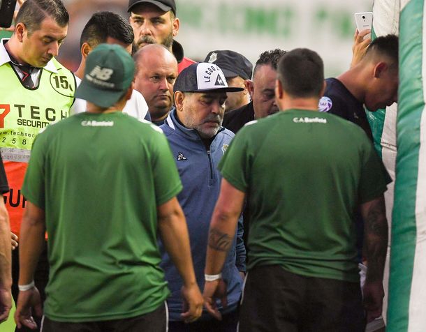 Maradona: El árbitro Espinoza es un mentiroso y cobarde