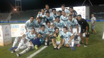 Racing festeja con la Copa Revancha tras vencer a Independiente Racing festeja con la Copa Revancha tras vencer a Independiente
