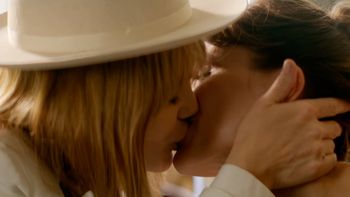 lLa mujer de Al Pacino y Lucila Polak, a los besos. lLa mujer de Al Pacino y Lucila Polak, a los besos.