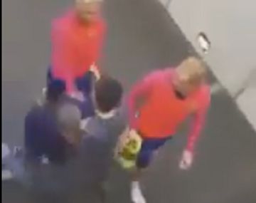 Casi se rompe las piernas para tocar a Lionel Messi