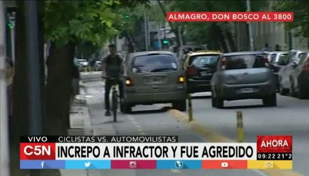 Increpó a un infractor que ocupaba la bicisenda con su auto y terminó agredido