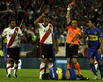 La patada de Silva que dejó a Boca con 10 hombres sobre el inicio del partido