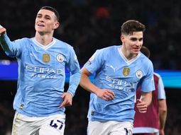 Con Julián Álvarez de titular, Manchester City goleó 4-1 al Aston Villa