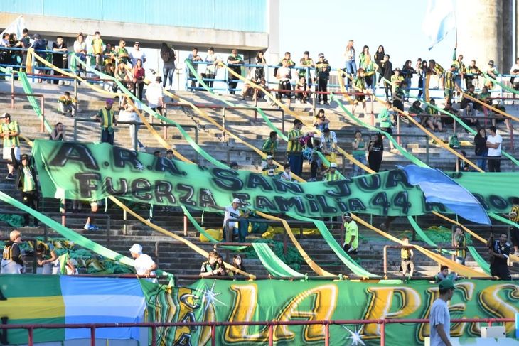 La gente de Aldosivi llevó una bandera para los familares