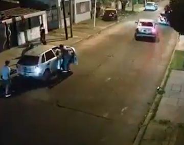VIDEO: Forcejearon y obligaron a una jubilada a bajarse del auto para robárselo