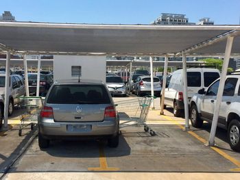 La escena da gracia, si no es tu auto