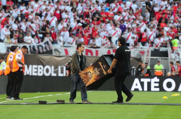 El presidente de Conmebol hizo su descargo y propuso un hashtag para promover la paz en el Superclásico
