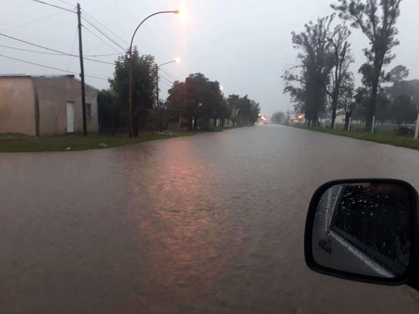 Varias calles se inundaron por las incesantes lluvias