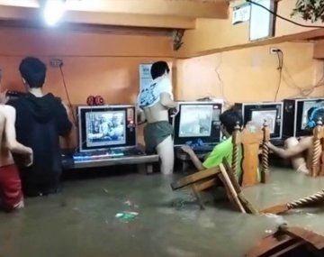 Filipinas: games siguen jugando online a pesar de un tifón que inundó el cibercafé