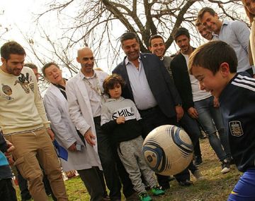 Diego Serpentini con Fernando Gago, el Tano Angelici, Leandro Jara, Lisandro Magallán y Pablo Pérez