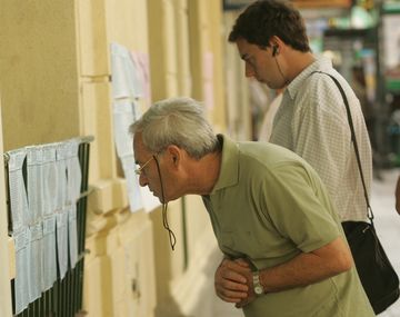 Electores observan el padrón