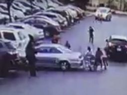 Choca a varias personas y escapa del lugar Choca a varias personas y escapa del lugar