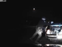 Detuvo un auto para interrogar al conductor y se encontró con un fugitivo en el baúl Detuvo un auto para interrogar al conductor y se encontró con un fugitivo en el baúl