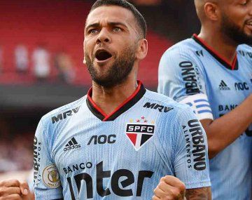 Dani Alves recibió una propuesta de un equipo argentino