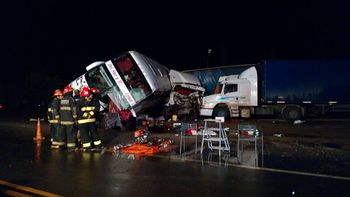 cordoba: un muerto y 20 heridos por el choque entre un micro y un camion cordoba: un muerto y 20 heridos por el choque entre un micro y un camion