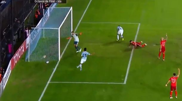 Armani ve la pelota adentro de su arco pero el árbitro ya había anulado la jugada