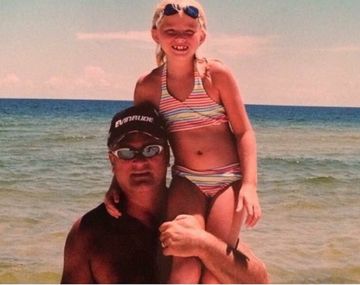 Su papá murió hace 5 años pero le dejó un regalo que emociona a todos