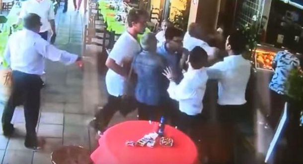 Fueron a comer a un restaurante y terminaron a las trompadas con los mozos