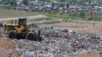 ceamse: hallan un cuerpo con el logo del colegio de angeles ceamse: hallan un cuerpo con el logo del colegio de angeles