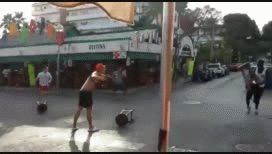 video: terrible batalla campal vendedores ambulantes en plena calle video: terrible batalla campal vendedores ambulantes en plena calle