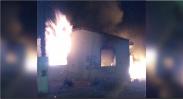 Un grupo de vecinos le incendió la casa a un presunto delincuente