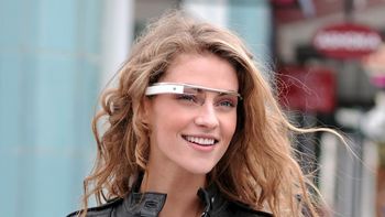 google glass permite sacar fotos con solo guinar un ojo google glass permite sacar fotos con solo guinar un ojo
