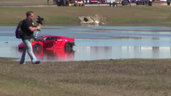 estrello su auto de lujo en el agua estrello su auto de lujo en el agua