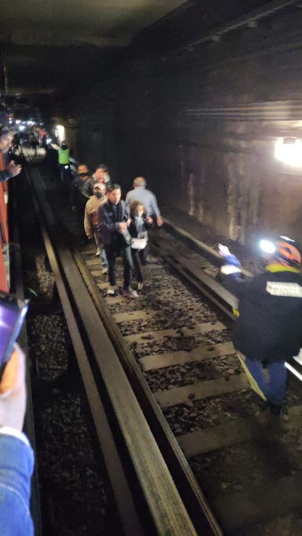 Chocaron dos trenes del Metro de México: un muerto, decenas de heridos y evacuados por las vías