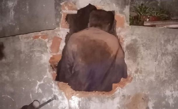 Entró a robar por la chimenea, quedó atrapado y tuvieron que sacarlo los bomberos