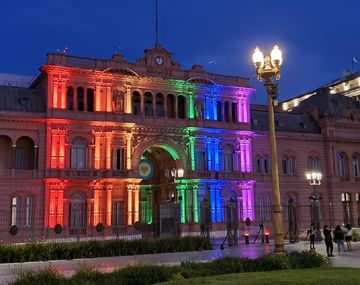 La Rosada se iluminó con los colores de la comunidad LGBTIQ+